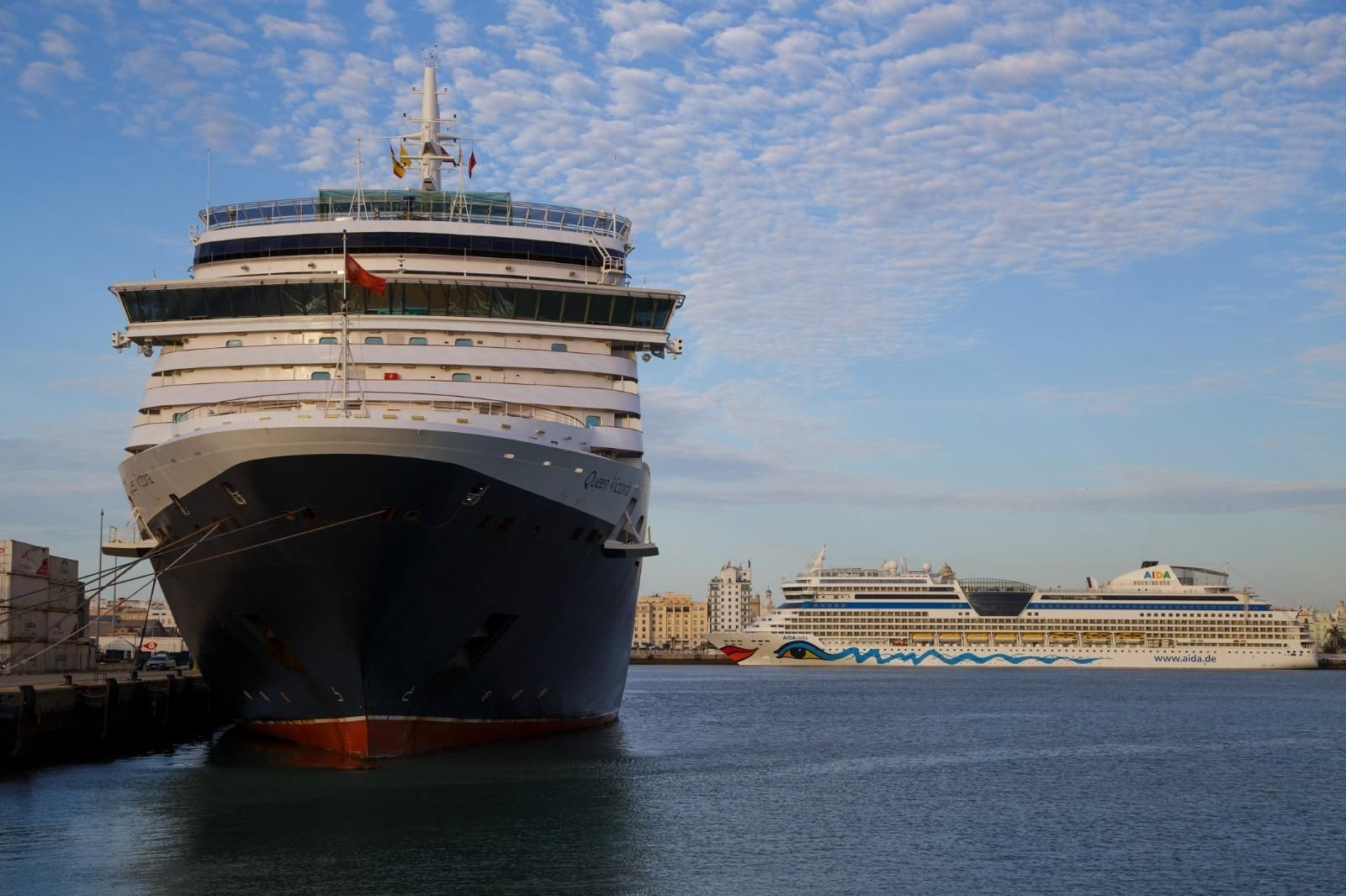 Tres grandes cruceros trajeron este miércoles hasta Cádiz a varios miles de turistas