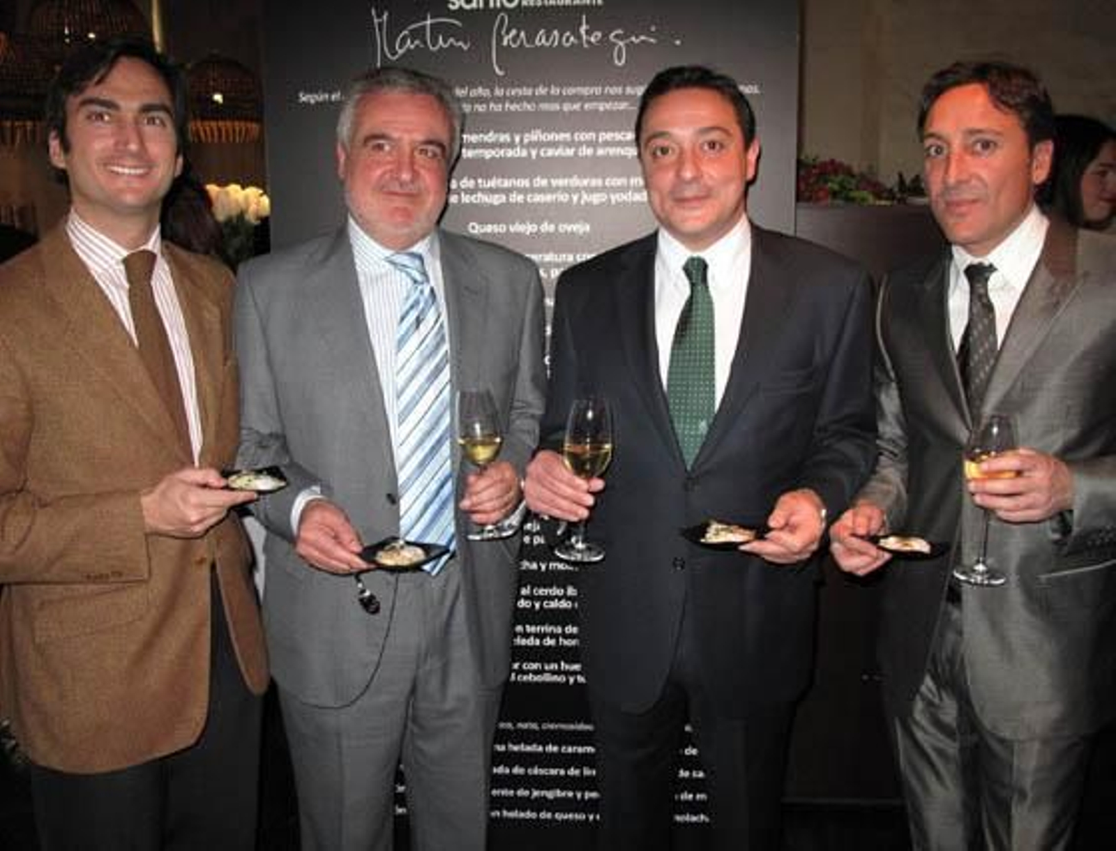 Eduardo Tassara y Antonio Luis Borrego (Banesto), con los promotores y hoteleros de Salamanca y madrid, Juan y José Curto.

Foto: Victoria Ramírez