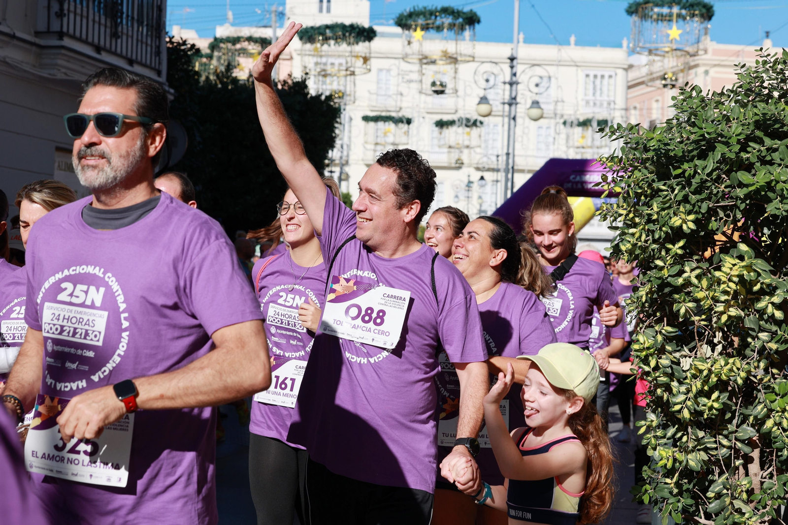 Todas las imágenes de la carrera contra la violencia de género en Cádiz