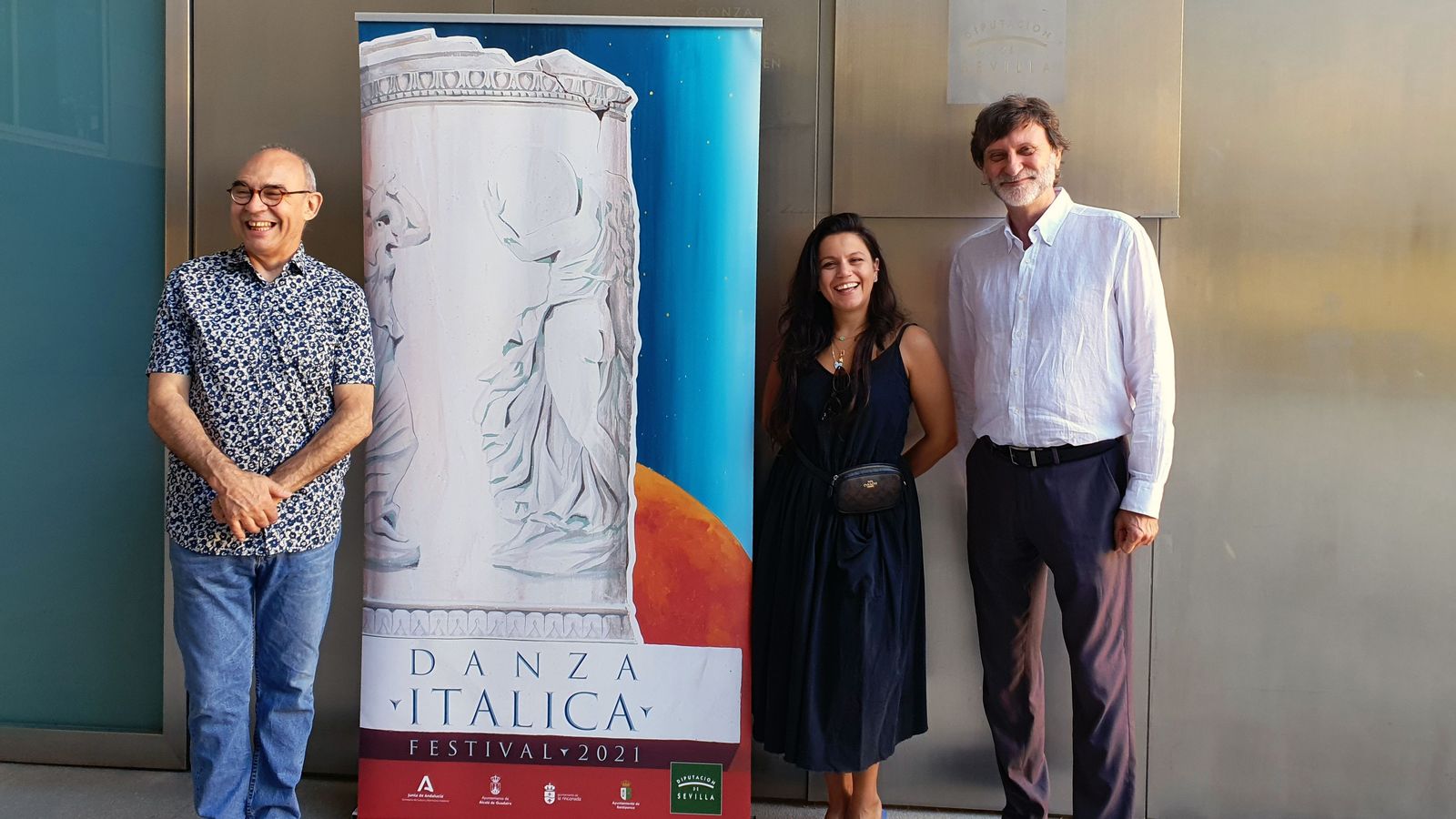 Juan Dolores Caballero y María Moreno, ayer con Pedro Chicharro.