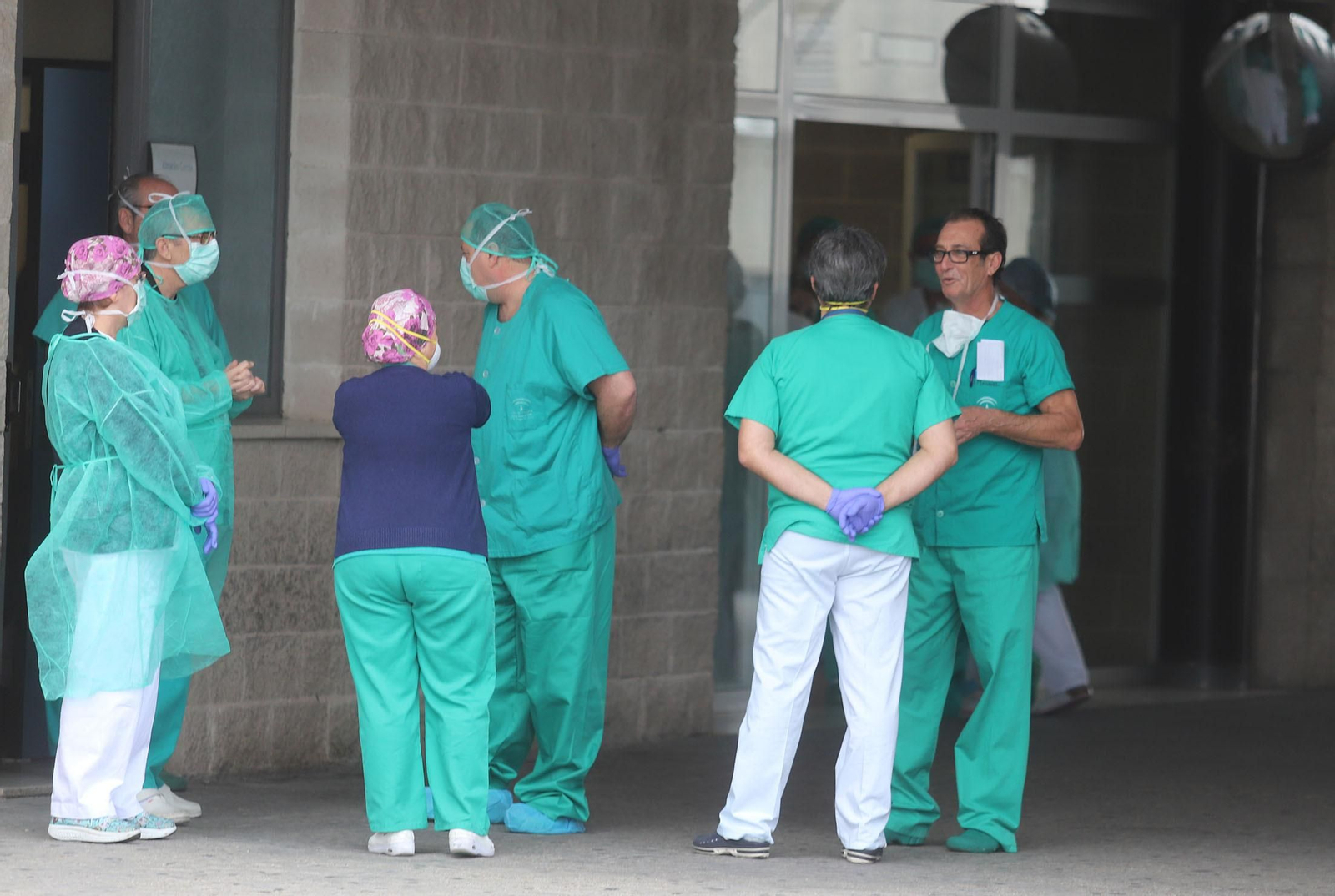 Varios profesionales sanitarios conversan durante un descanso.