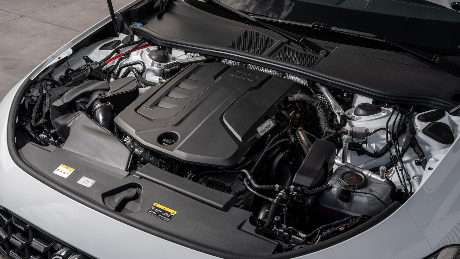 La electrificación de las versiones TDI y S5 se basan en el empleo de un motor eléctrico conectado a la transmisión con engranajes.