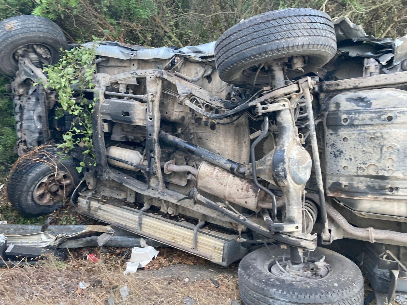 Así quedó el todoterreno arrollado por un camión en la cuneta de la A-381 en Los Barrios