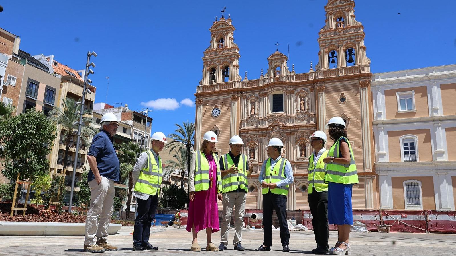 Visita de la alcaldesa de Huelva a las obras de la Plaza de la Merced.
