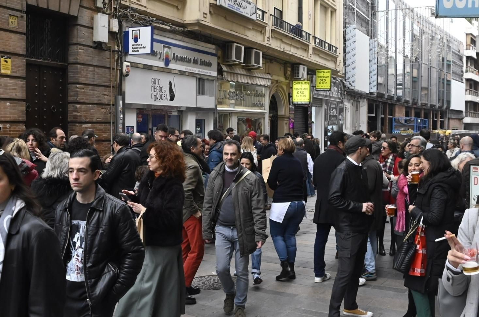 Ambiente en las calles del centro de Córdoba para despedir el año 2023, en imágenes