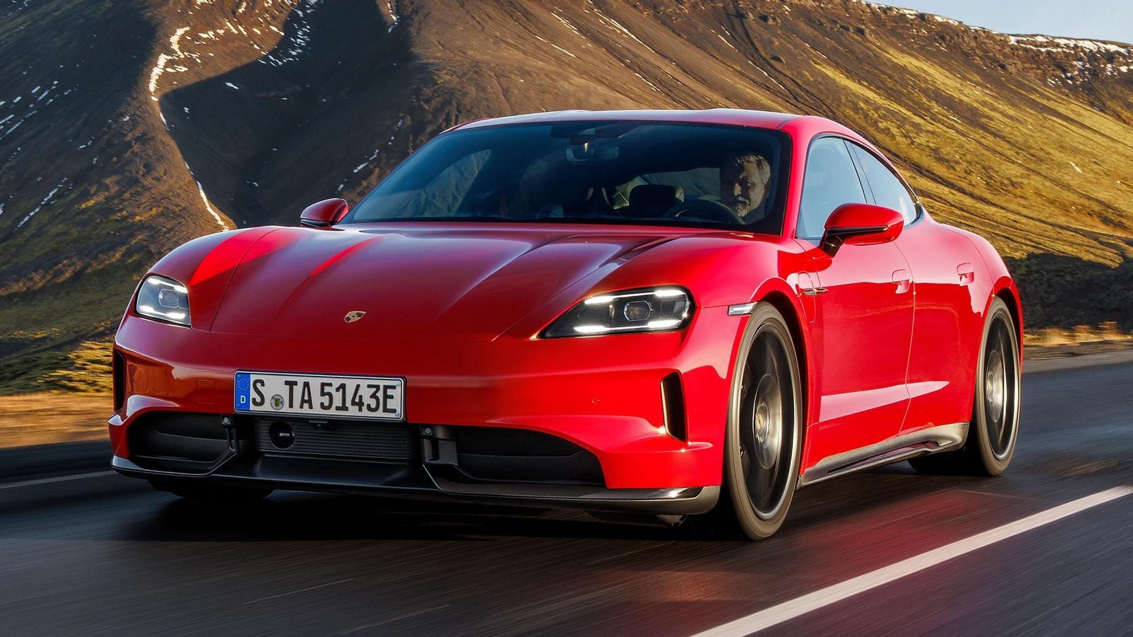 El Taycan GTS se sitúa en la gama justo por debajo de las versiones Turbo y es uno de los modelos más dinámicos de Porsche. El Taycan GTS se sitúa en la gama justo por debajo de las versiones Turbo y es uno de los modelos más dinámicos de Porsche.