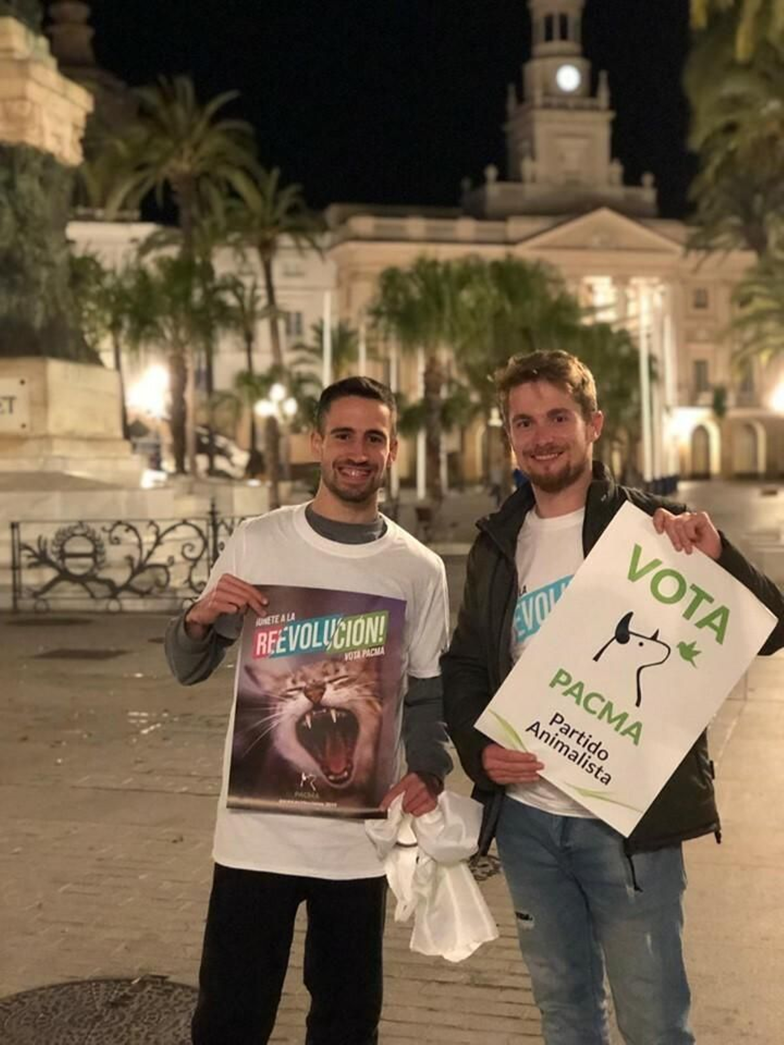 Eduardo Rovira (a la derecha) en el inicio de la campaña electoral en Cádiz.