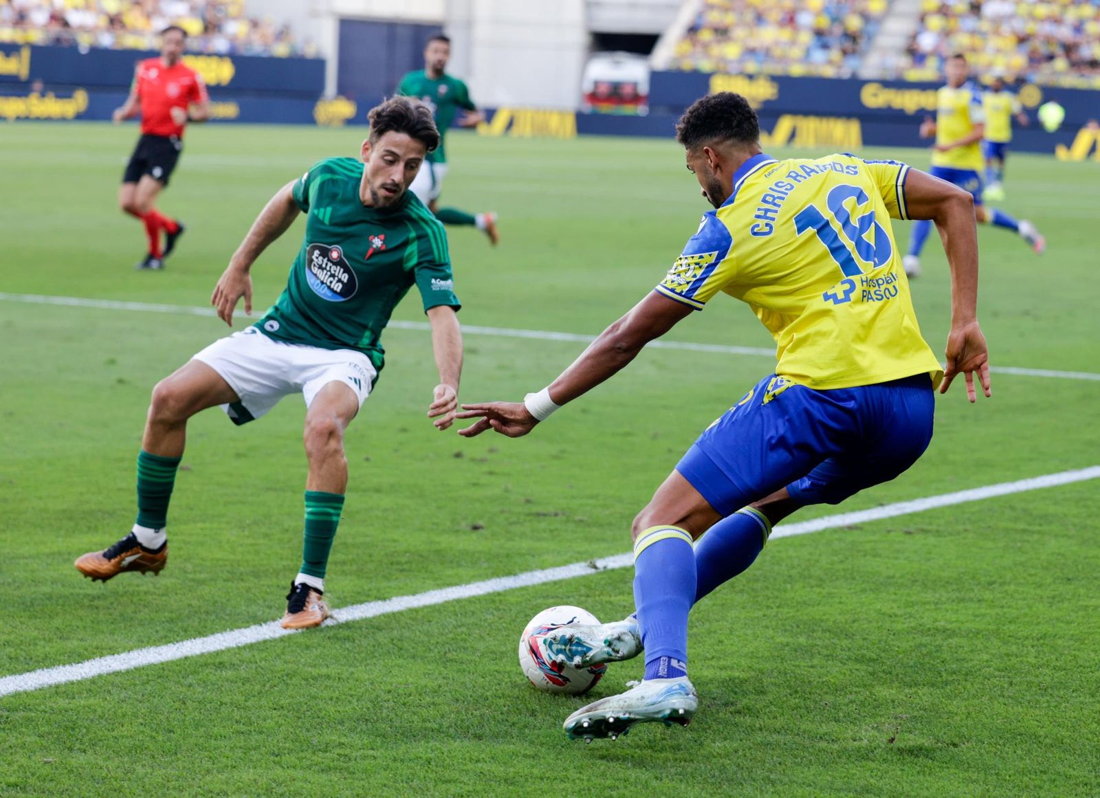 Chris Ramos encara a un defensor del Racing de Ferrol