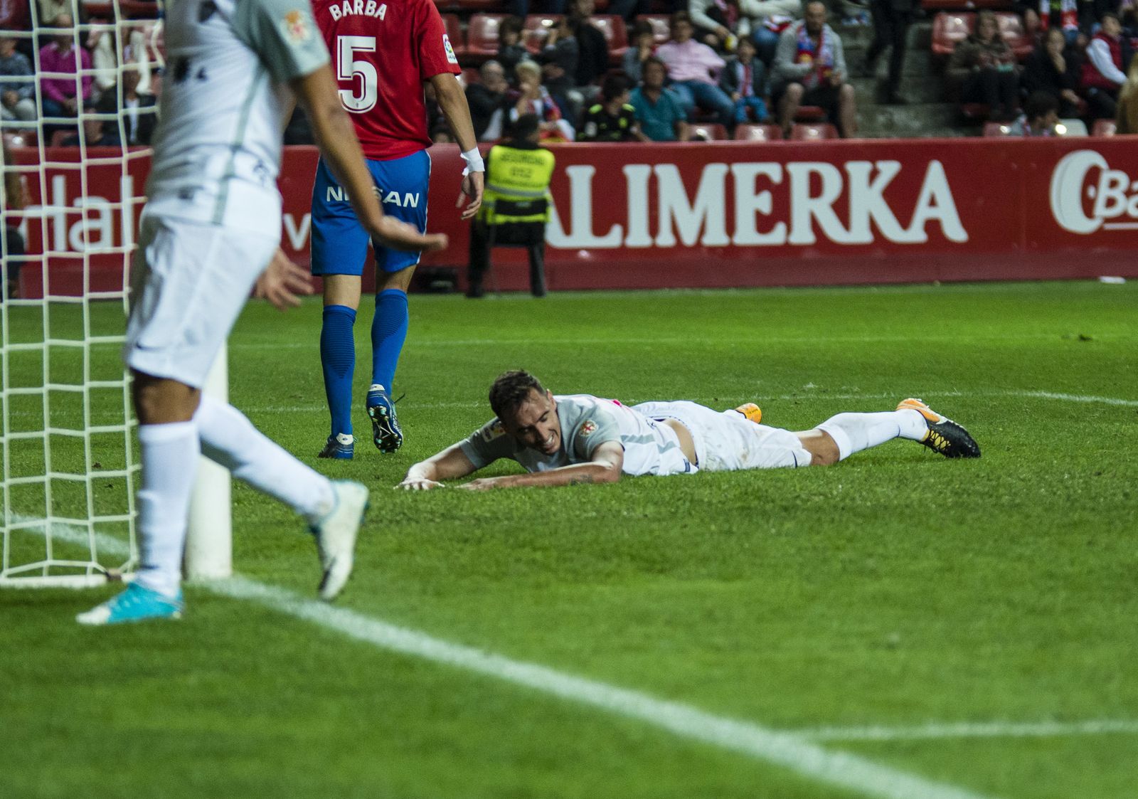Caballero se lamenta en el césped del Molinón.