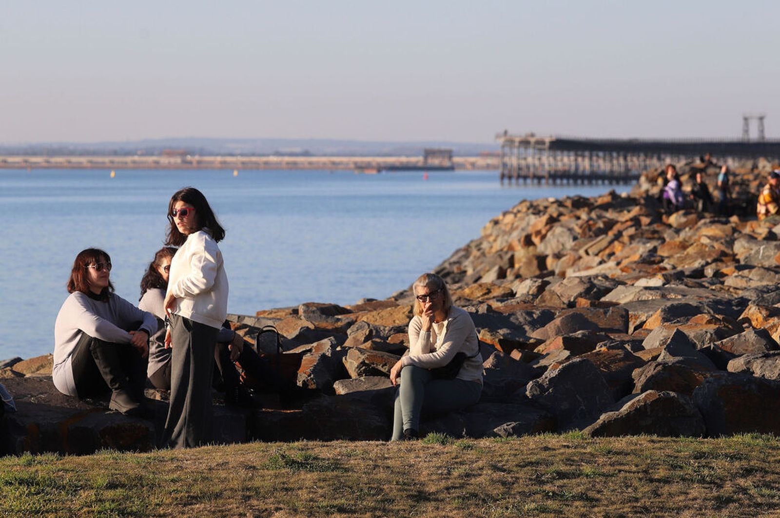 Onubenses disfrutando del sol de febrero en la ría de Huelva