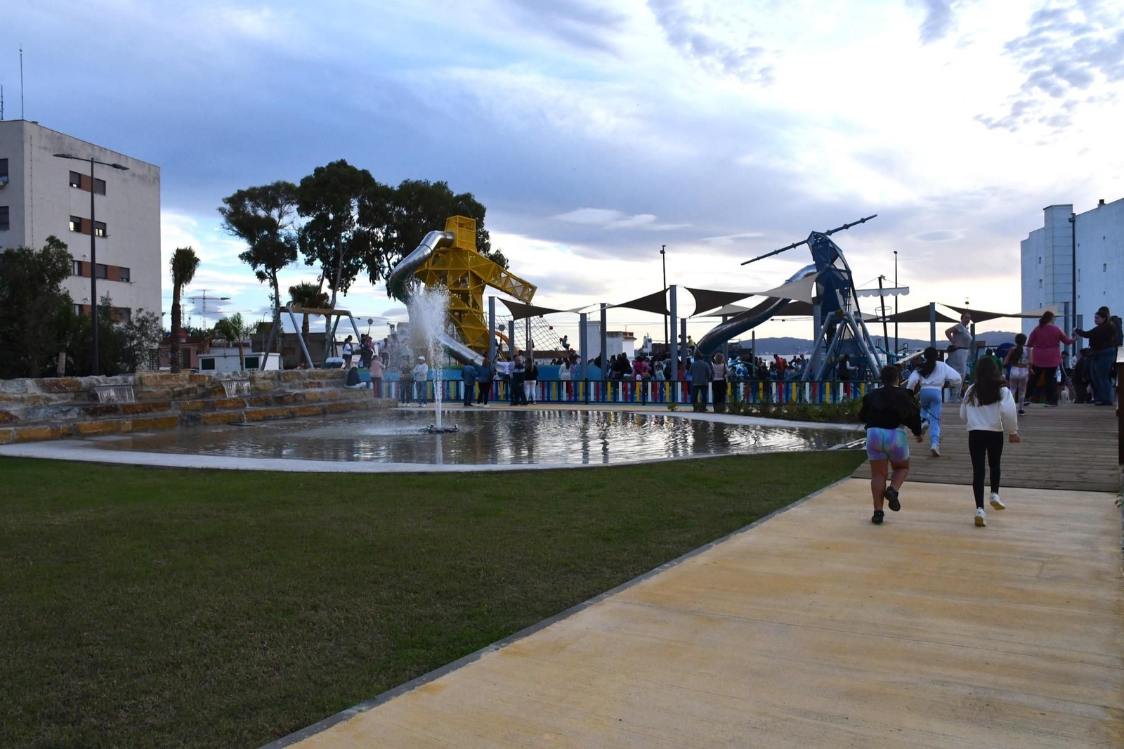 Multitudinaria inauguración del nuevo parque temático entre Campamento y Puente Mayorga