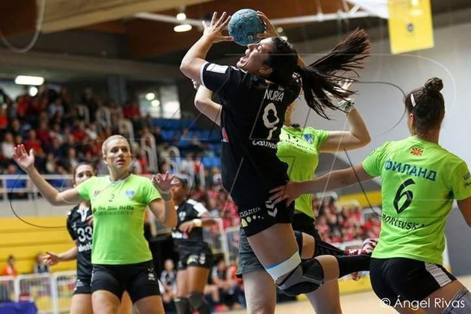 Nuria Andreu, obstaculizada por una rival antes de armar el disparo.