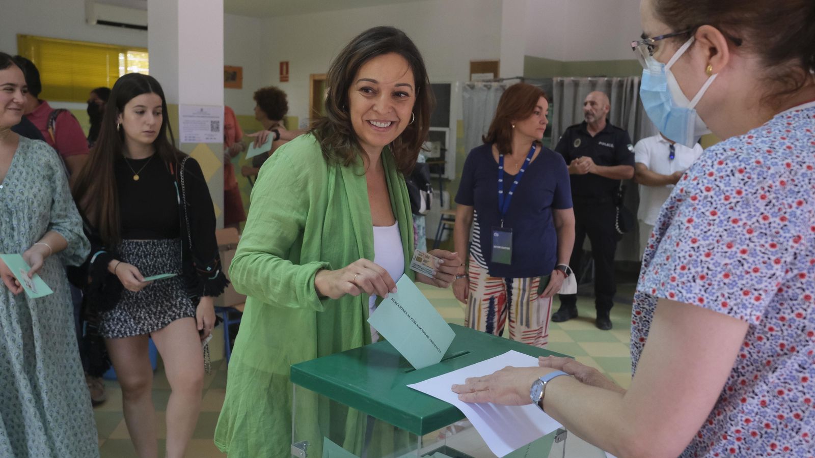 Isabel Ambrosio ejerce su derecho al voto en Córdoba.