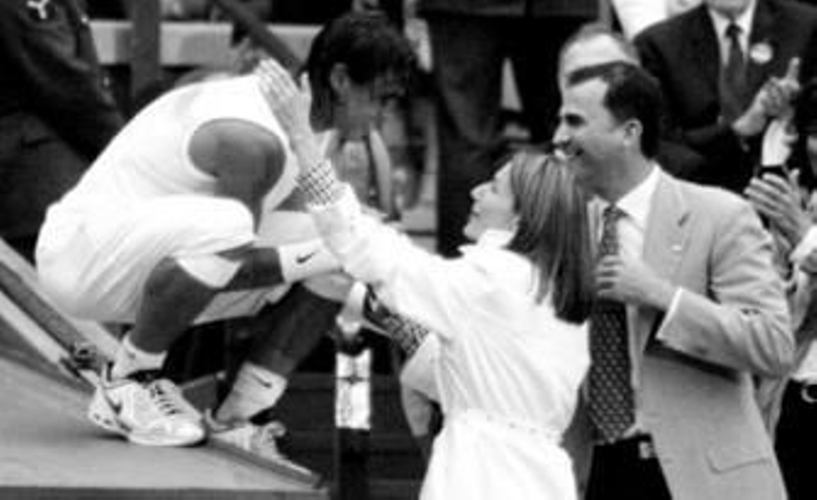 Rafael Nadal se subió por los tejadillos para llegar al palco y saludar a los Príncipes de Asturias.