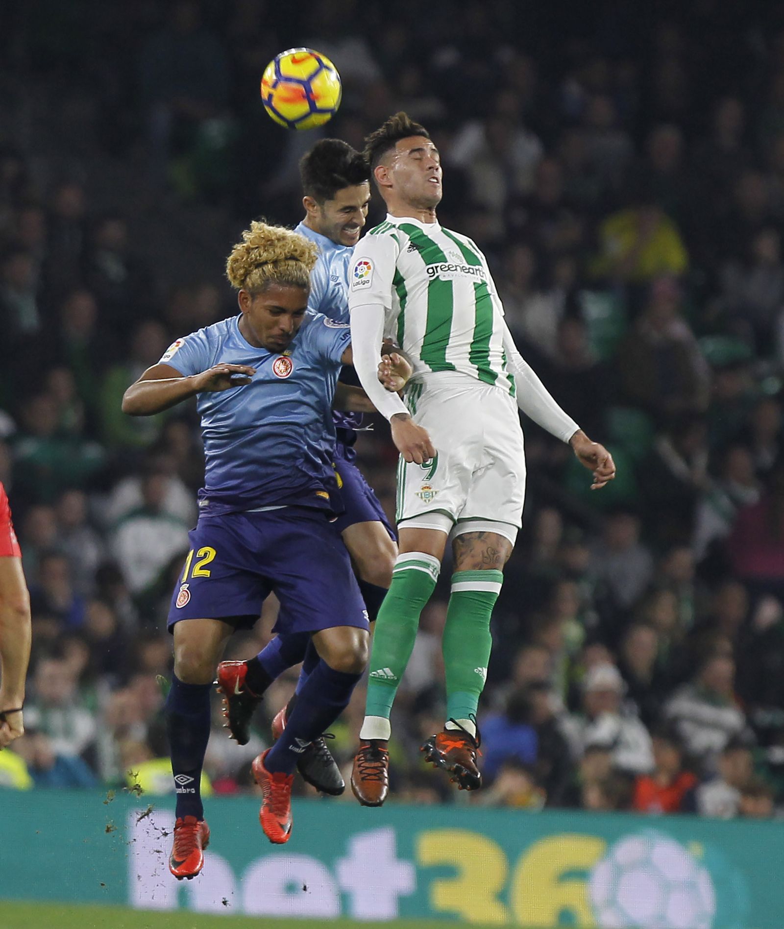 Sanabria salta por encima de Douglas y Juanpe.