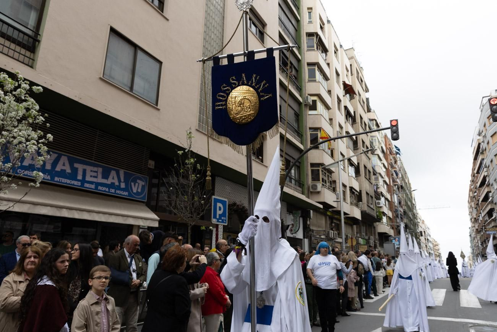 Los jiennenses se echan a la calle para presenciar la primera de las procesiones de la jornada: la Borriquilla (I)
