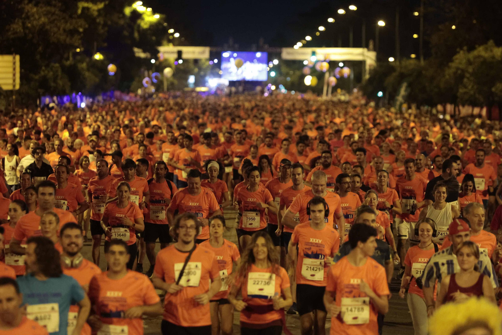 Búscate en las fotos de la Carrera Nocturna (III)