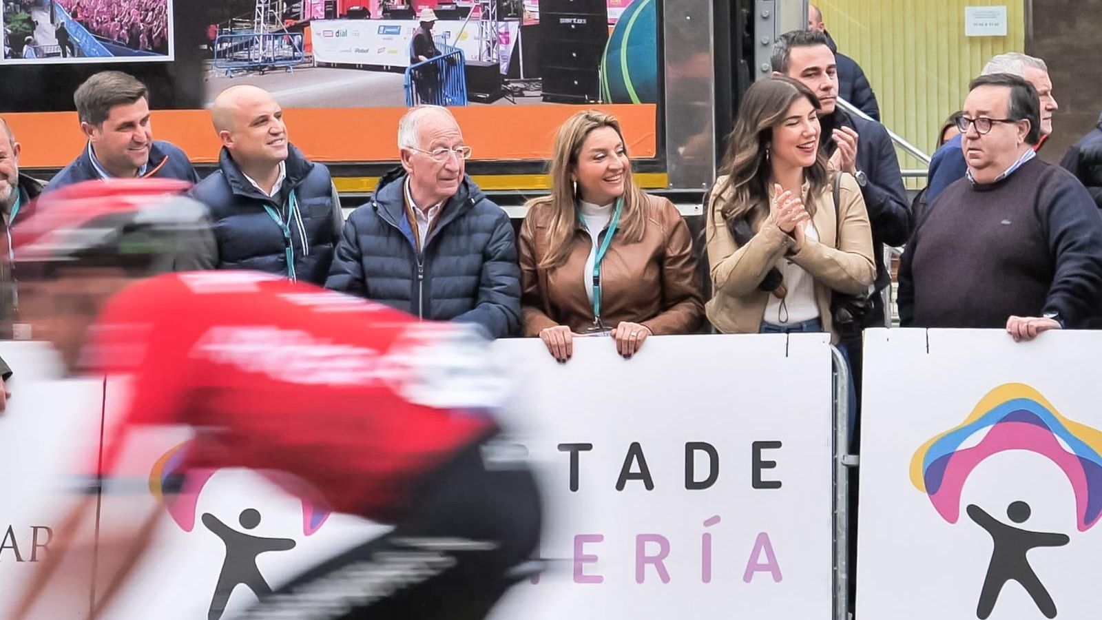 Los representantes institucionales observan la llegada de los ciclistas.