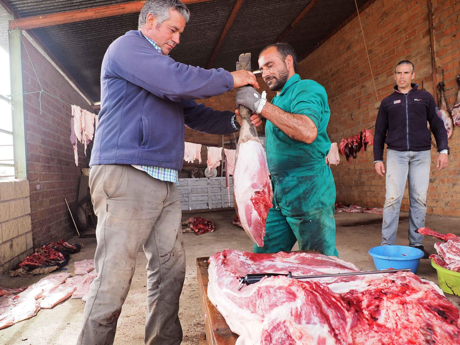 Diego Jesús extrae un jamón de uno de los ceros sacrificados