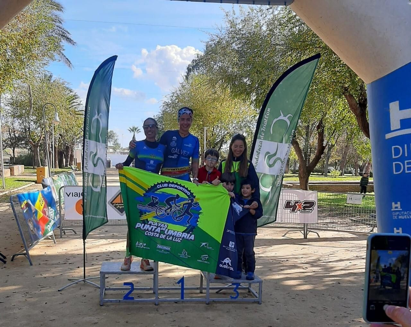 Podio de la general femenina de este duatlón cross de Trigueros.