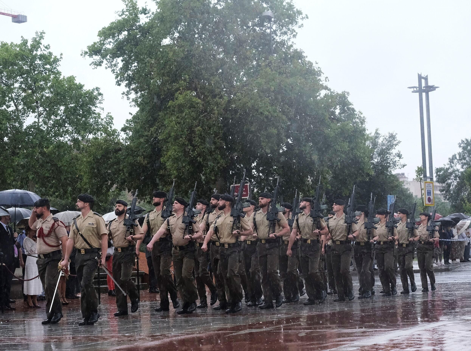 El izado de la bandera de España en Córdoba, en imágenes