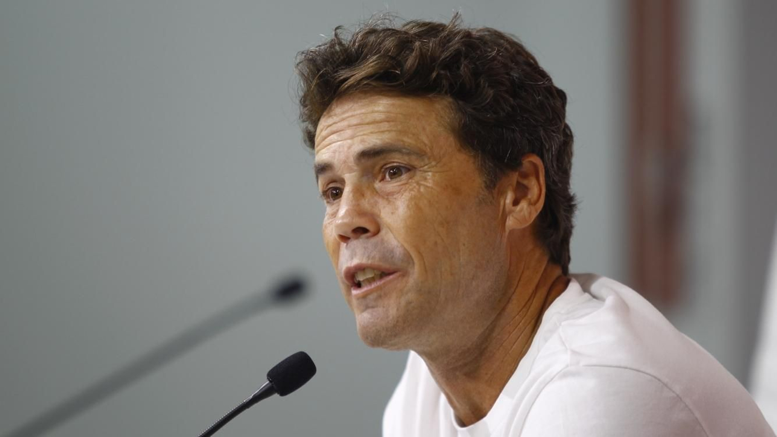 El técnico rojiblanco responde una de las preguntas en sala de prensa.