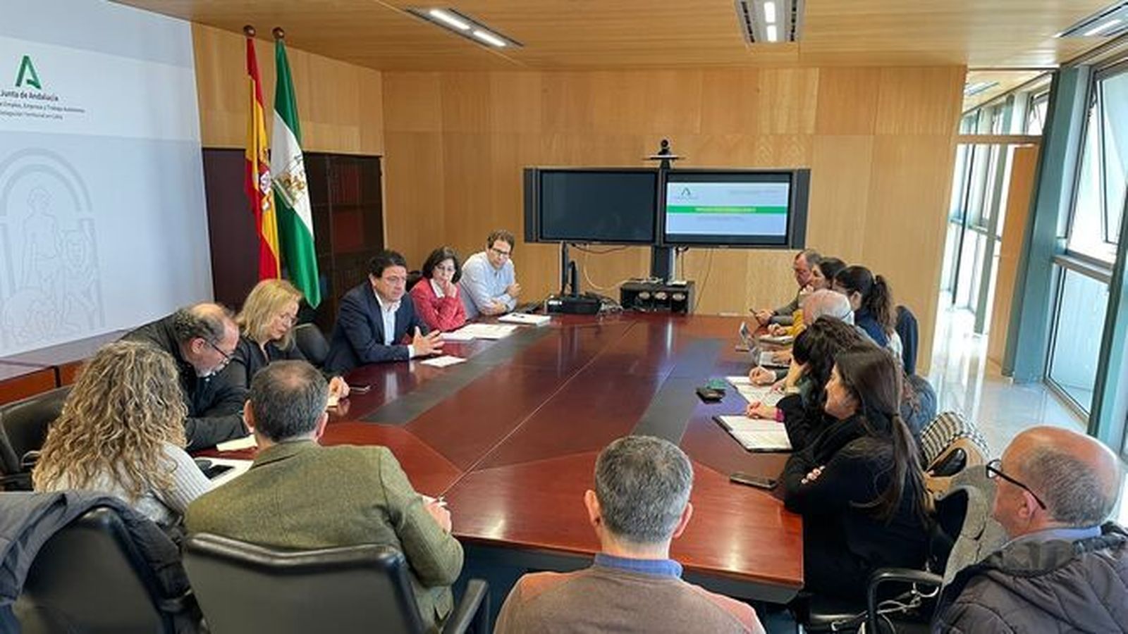 El delegado territorial de Empleo en Cádiz en una reunión con sectores estratégicos de la provincia.