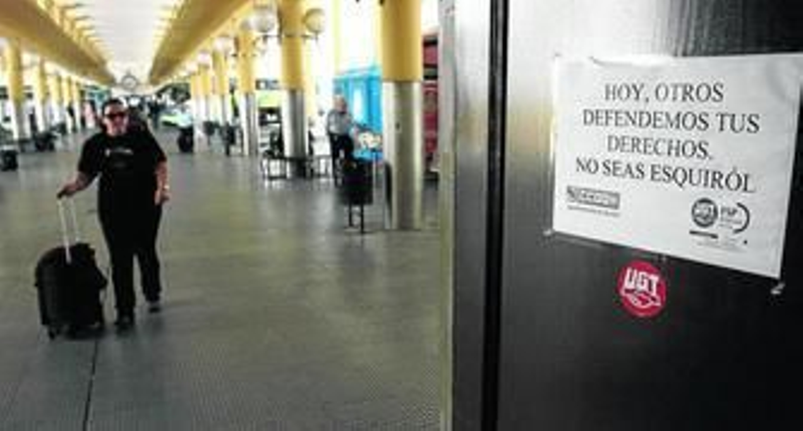 Un cartel de los sindicatos avisa de la huelga de Linesur.