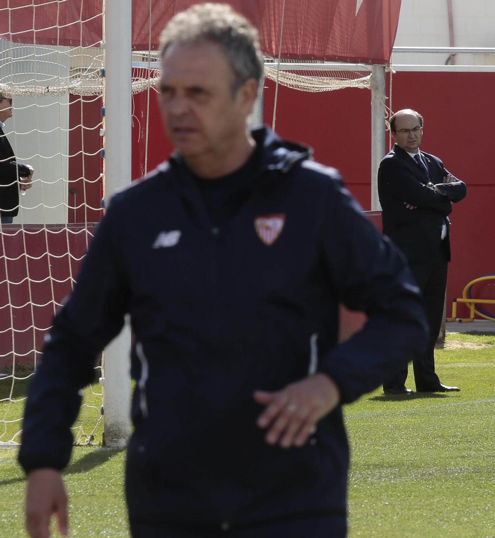 Castro observa un entrenamientos dirigido por Caparrós, en primer plano.