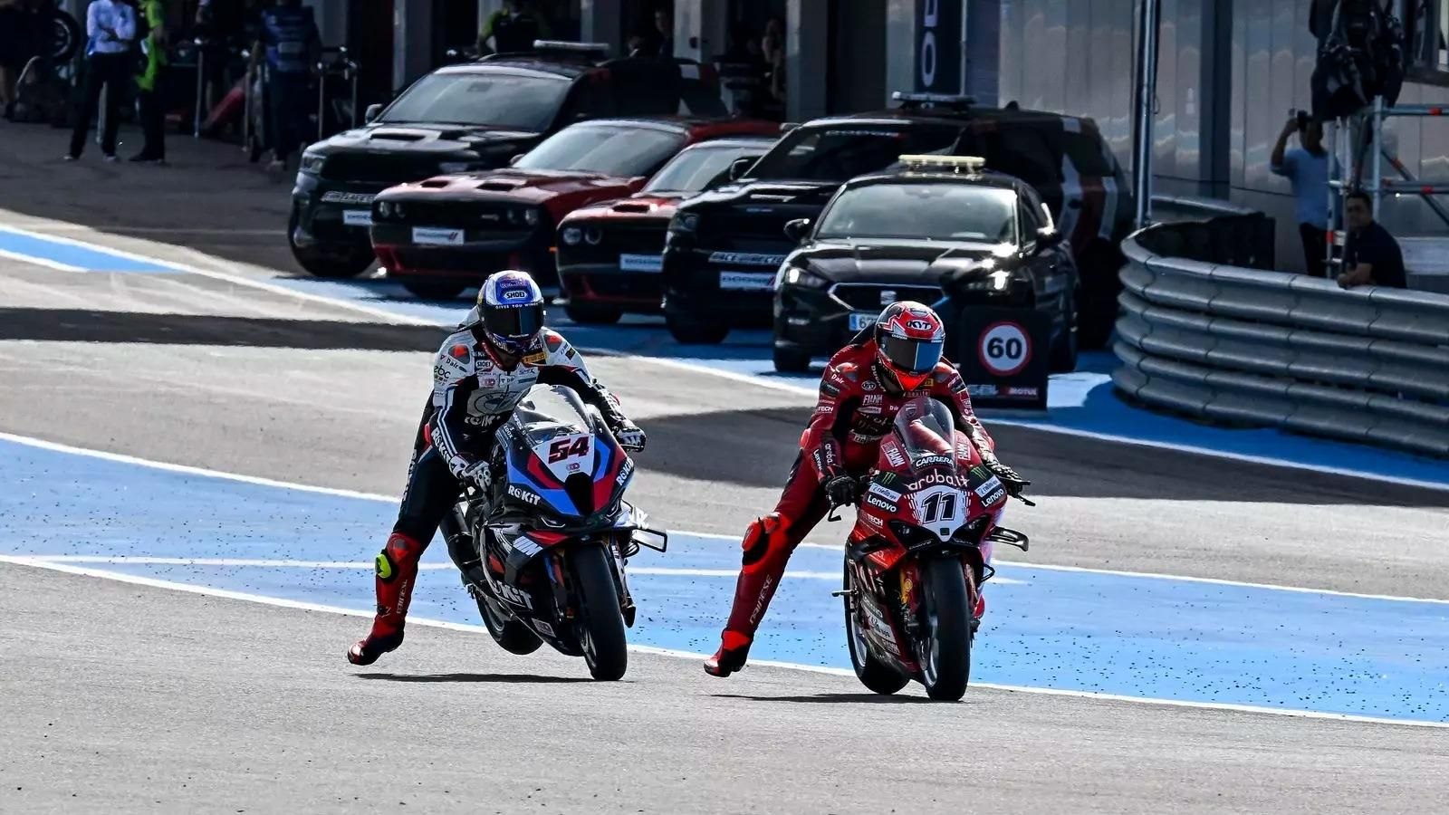 Razgatlioglu (54) intenta adelantar a Bulega en la entrada de la curva 1 del Circuito.