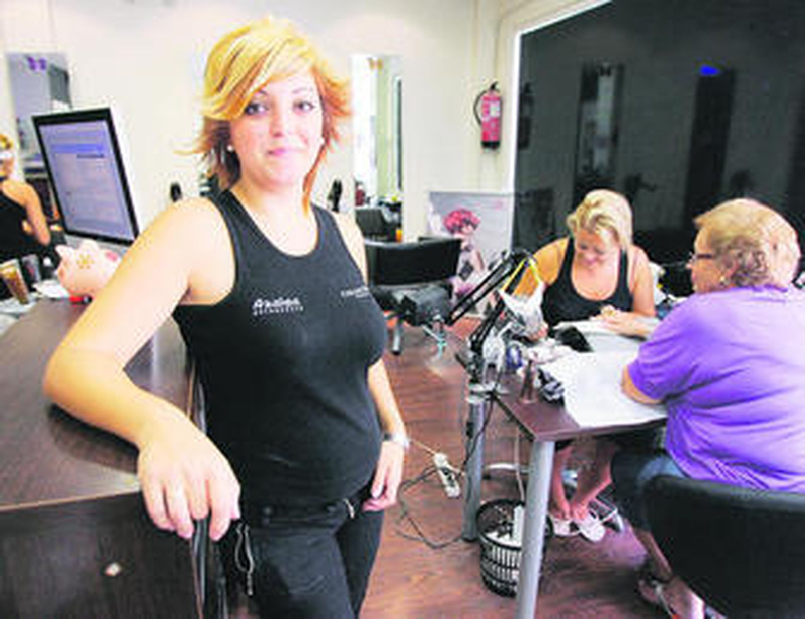 Rafi Jiménez en su peluquería de la calle Zurbarán.