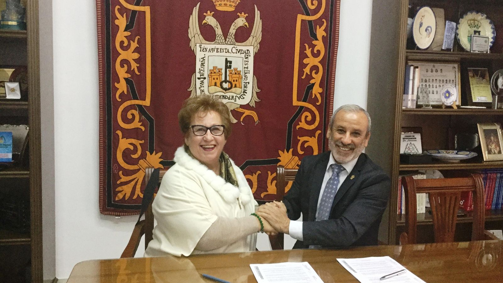 El alcalde Félix López junto a la vicepresidenta de la asociación Asprodalba, Antonia Mulero
