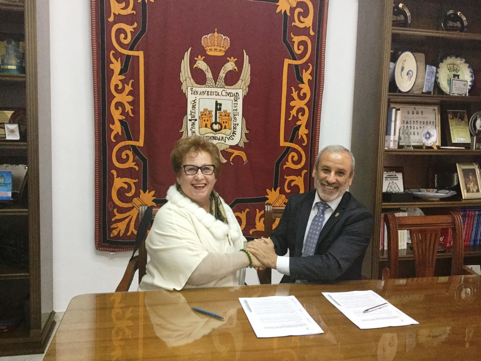 El alcalde Félix López junto a la vicepresidenta de la asociación Asprodalba, Antonia Mulero