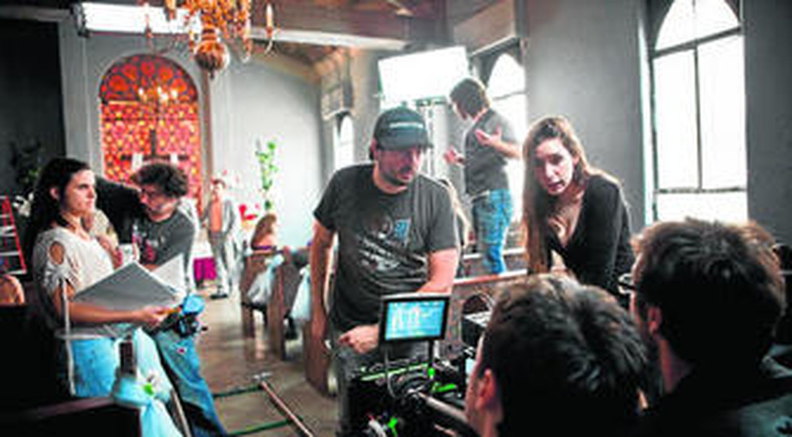 Julián Lara (en el centro), en pleno rodaje. A la izquierda, otro sevillano, Markos Keyto, encargado del diseño de producción del corto.