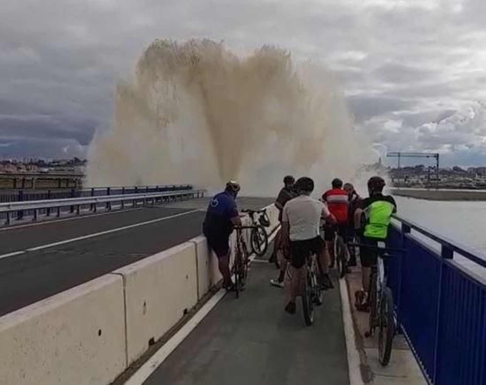 La masiva salida de agua por la rotura de una tubería en el Puerte Sifón de Huelva.