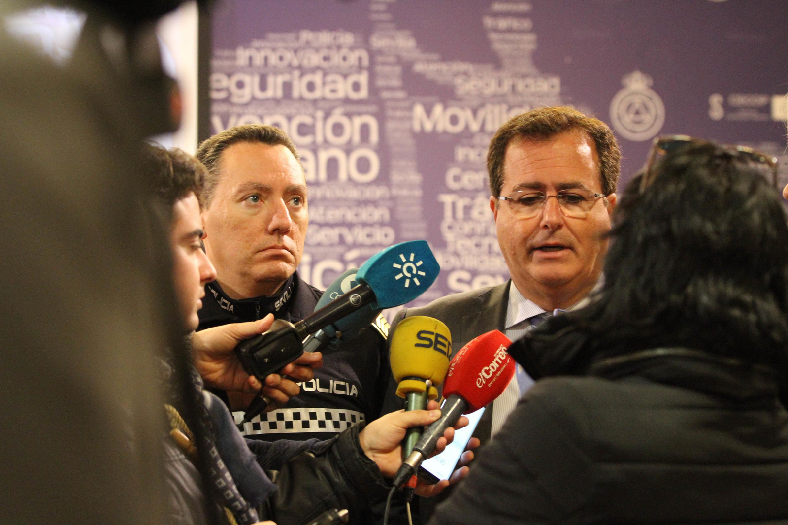 Juan Carlos Cabrera atendiendo a la prensa.