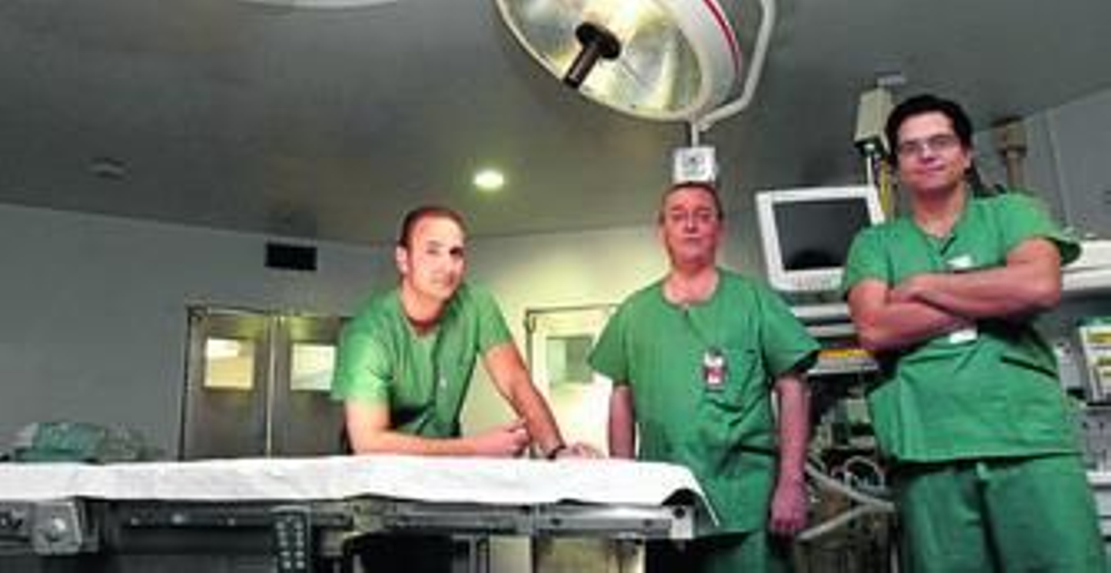 Los traumatólogos de la unidad de columna, en el quirófano donde realizan las cifoplastias percutáneas.