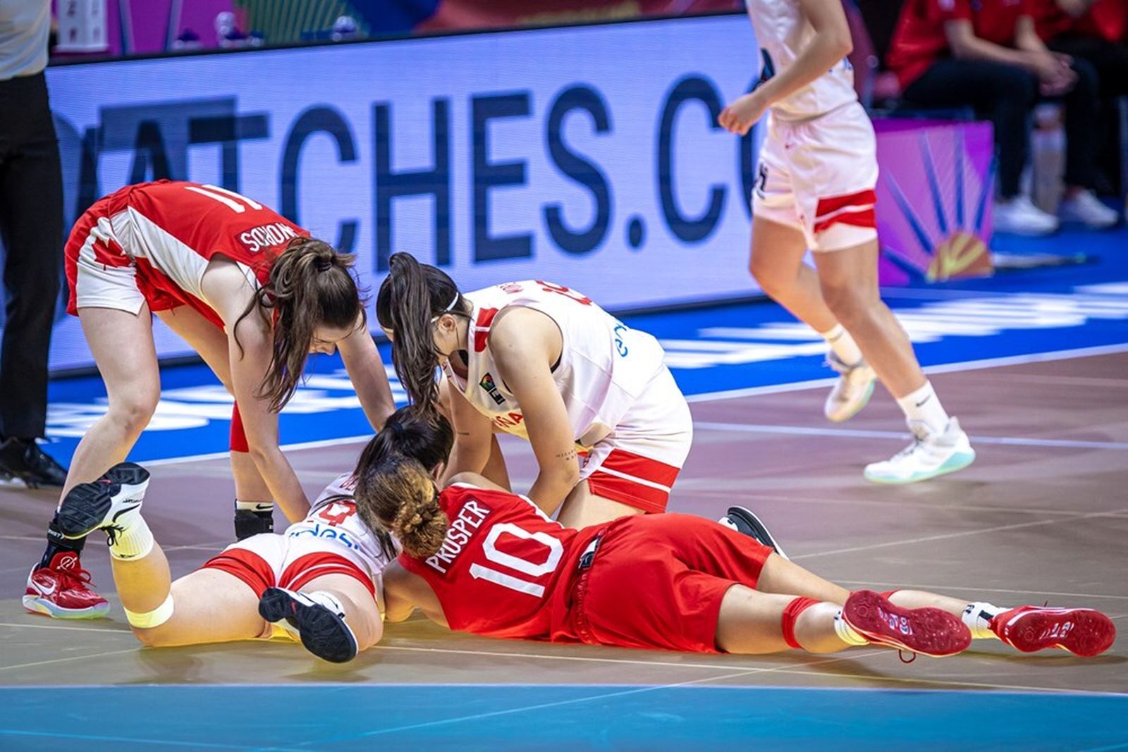 Pelea por el balón de Elena Moreno.