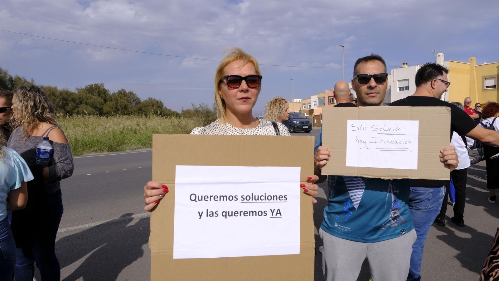 Los vecinos de Costacabana se manifiestan por el arreglo de su rambla, en imágenes