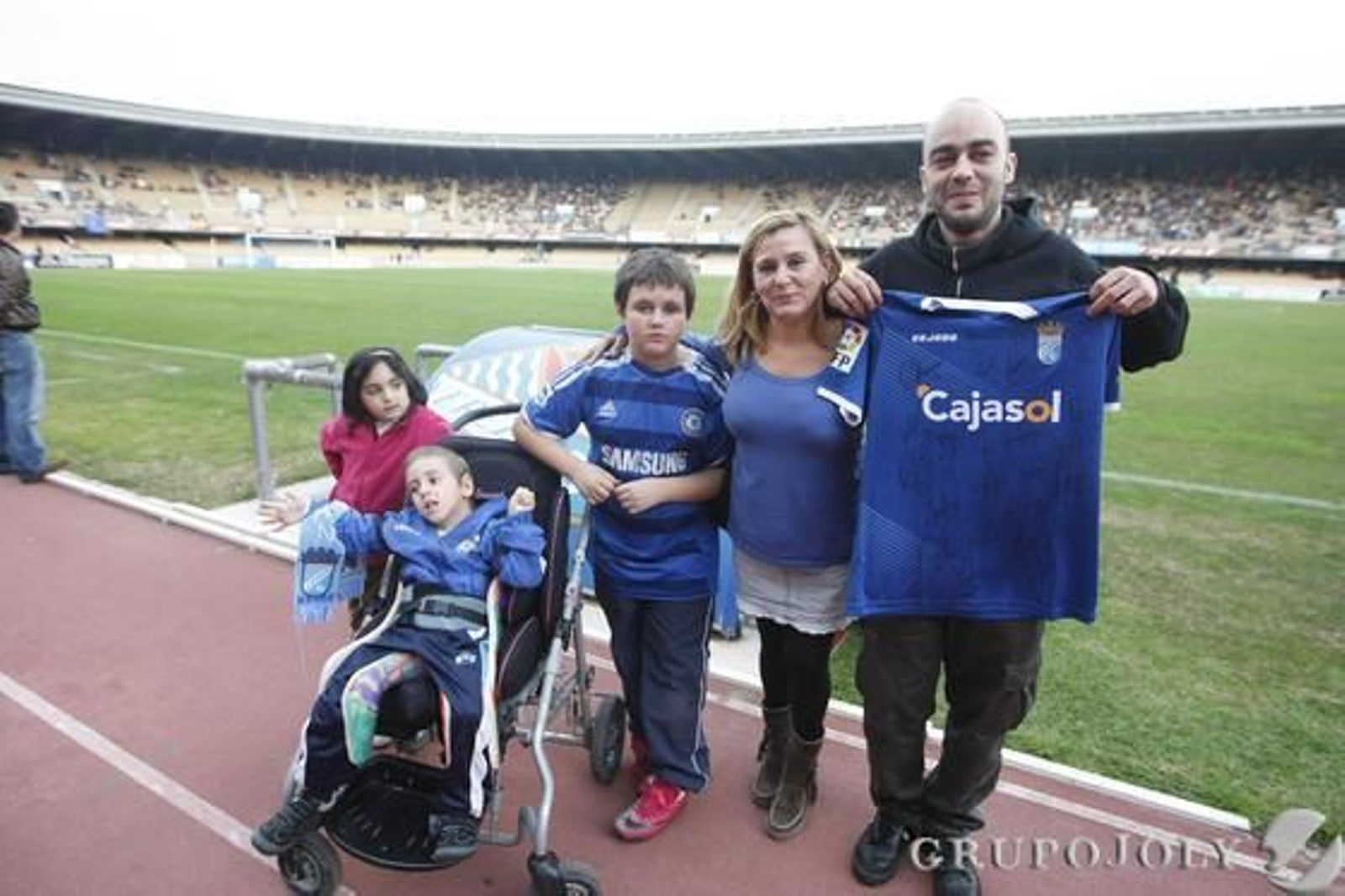 El aficionado que resultó ganador del sorteo de la camiseta firmada por la plantilla del Deportivo, posa con sus familiares. 

Foto: Pascual