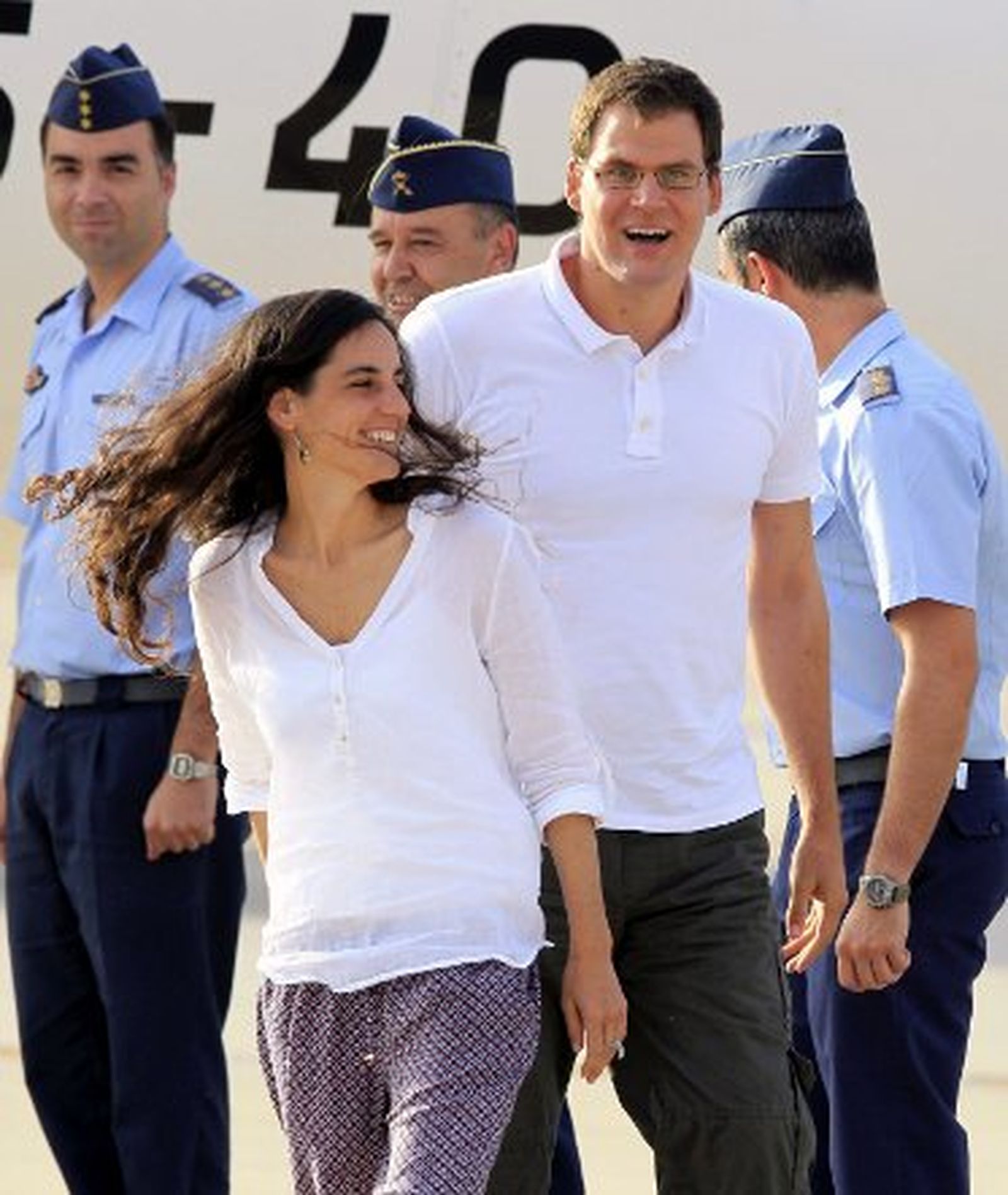 Los dos cooperantes liberados aterrizan en España