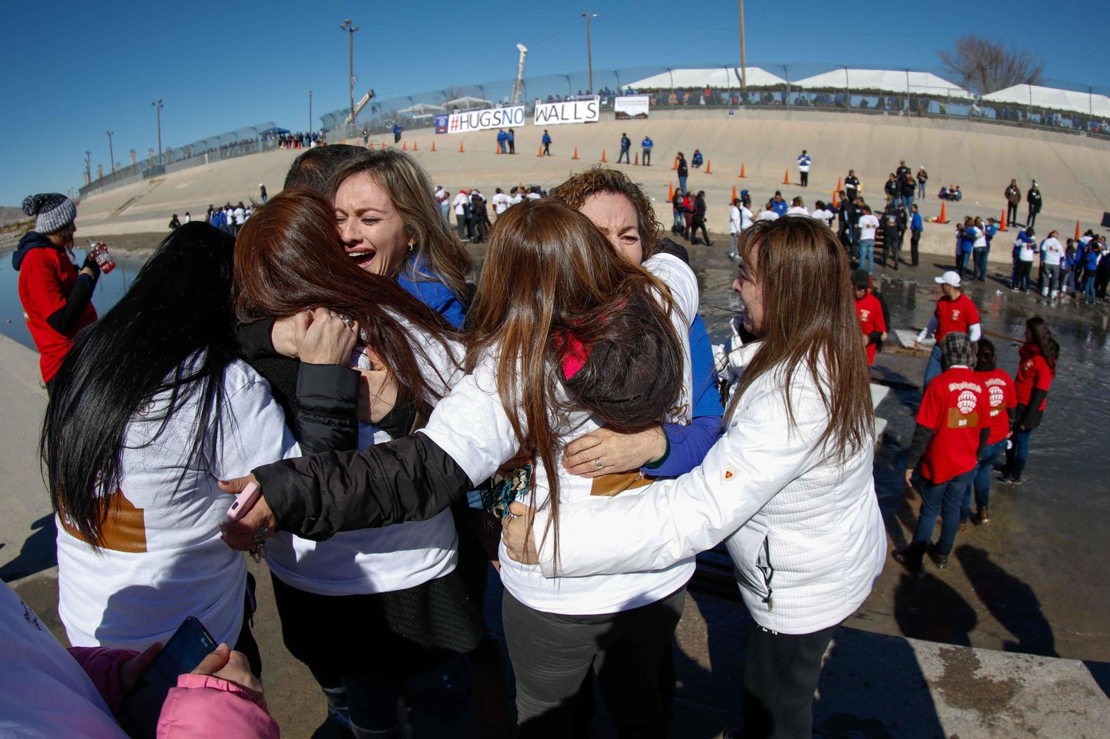 Abrazos donde se construirá el muro.