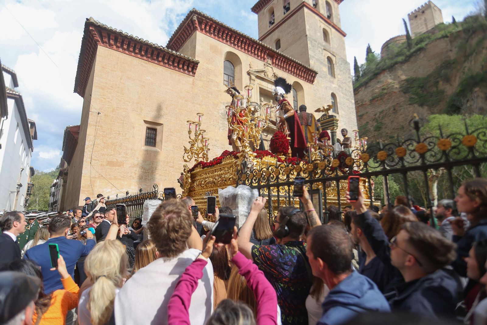 Así vivió Granada la salida de la Hermandad de las Maravillas 2025