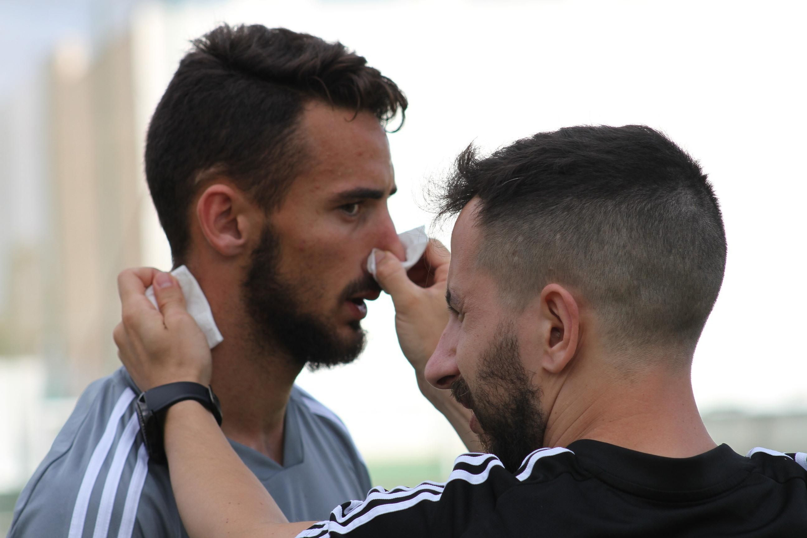 El canterano Javi Navarro recibió un balonazo y tuvo que ser atendido.