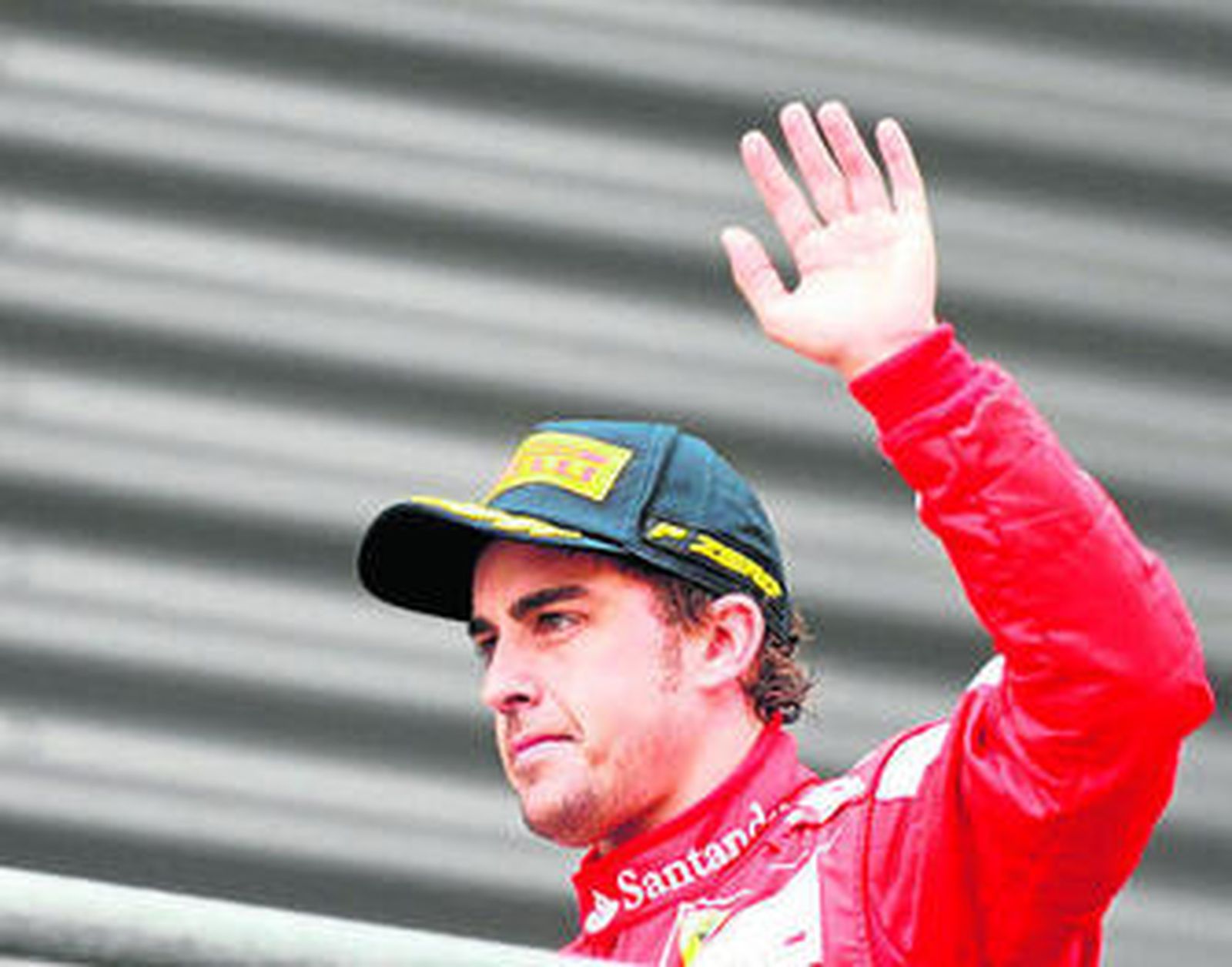 Fernando Alonso celebra con champán su posición en Spa.