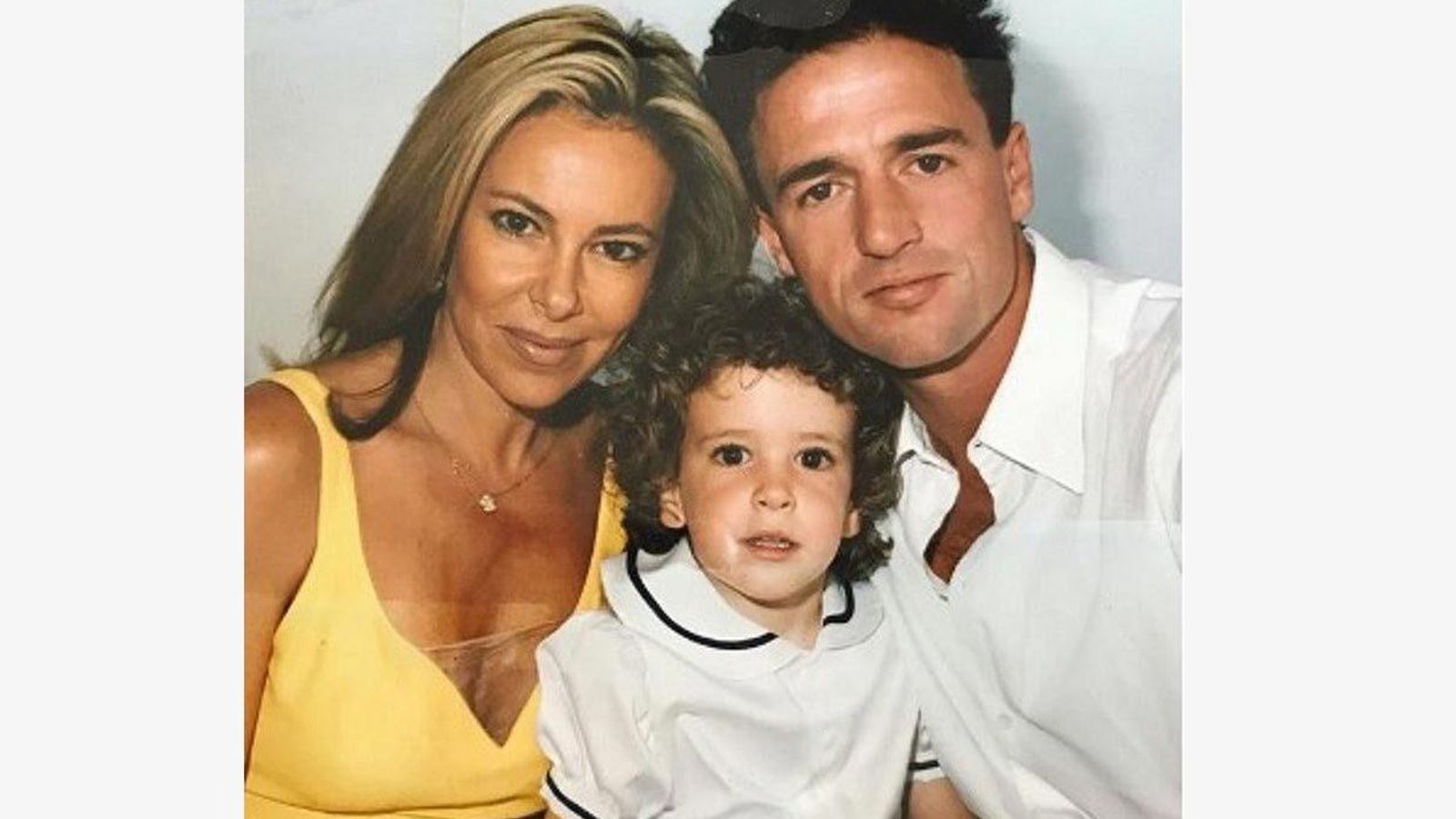 Con sus padres, Ana Obregón y el conde Lequio, de niño.