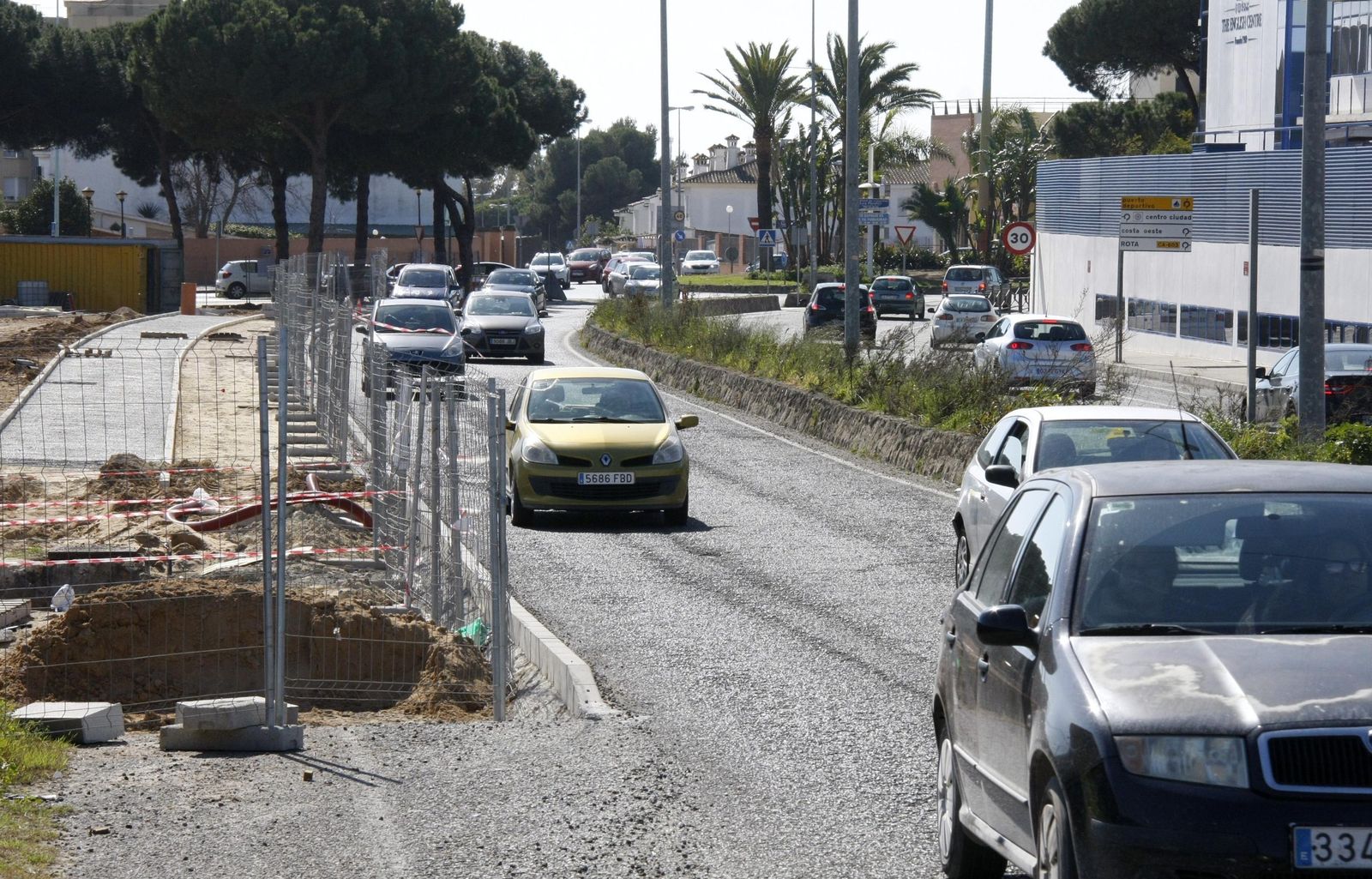 Una imagen de las obras que se están realizando para construir un acerado en la avenida Víctimas del Terrorismo, que han reducido la calzada.