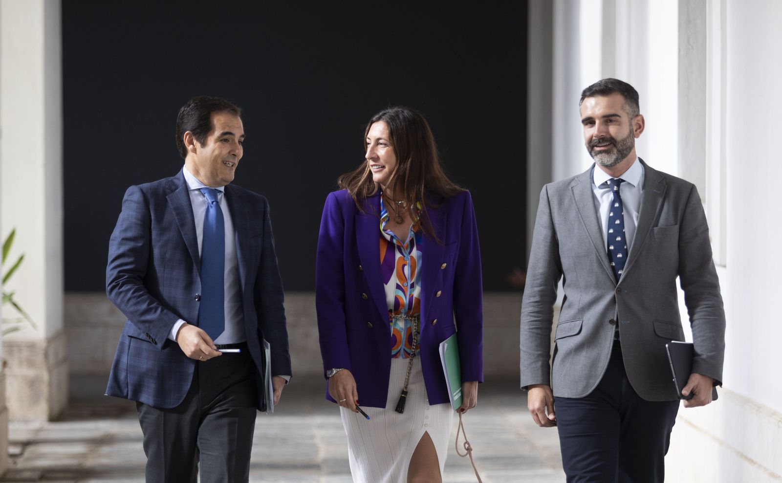 José Antonio Nieto, Loles López y Ramón Fernández-Pacheco en el Palacio de San Telmo.