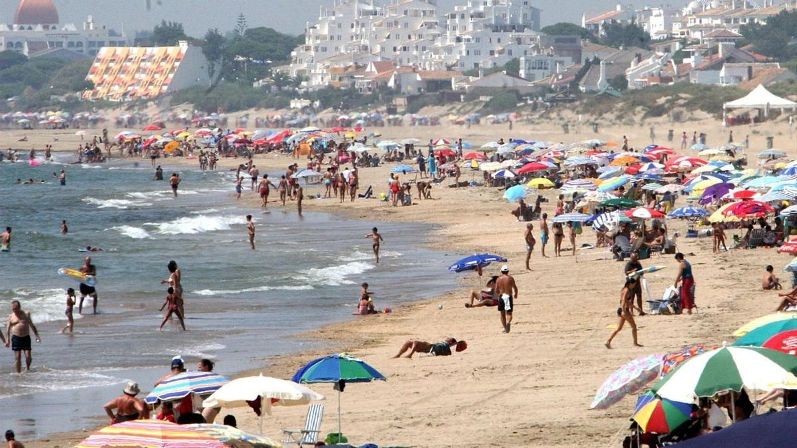 Costa de Huelva llena en verano. Costa de Huelva llena en verano.