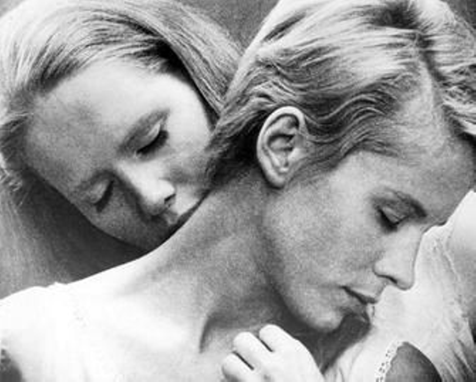 1. Liv Ullmann y Bibi Andersson, paciente y enfermera que comparten durante un periodo una inquietante convivencia. 2. Uno de los sugerentes planos con los que se abre el filme: un niño acaricia el rostro de la protagonista en una pantalla. 3. Ullmann es en la ficción Elisabet Vogler, una actriz víctima de un extraño silencio.
